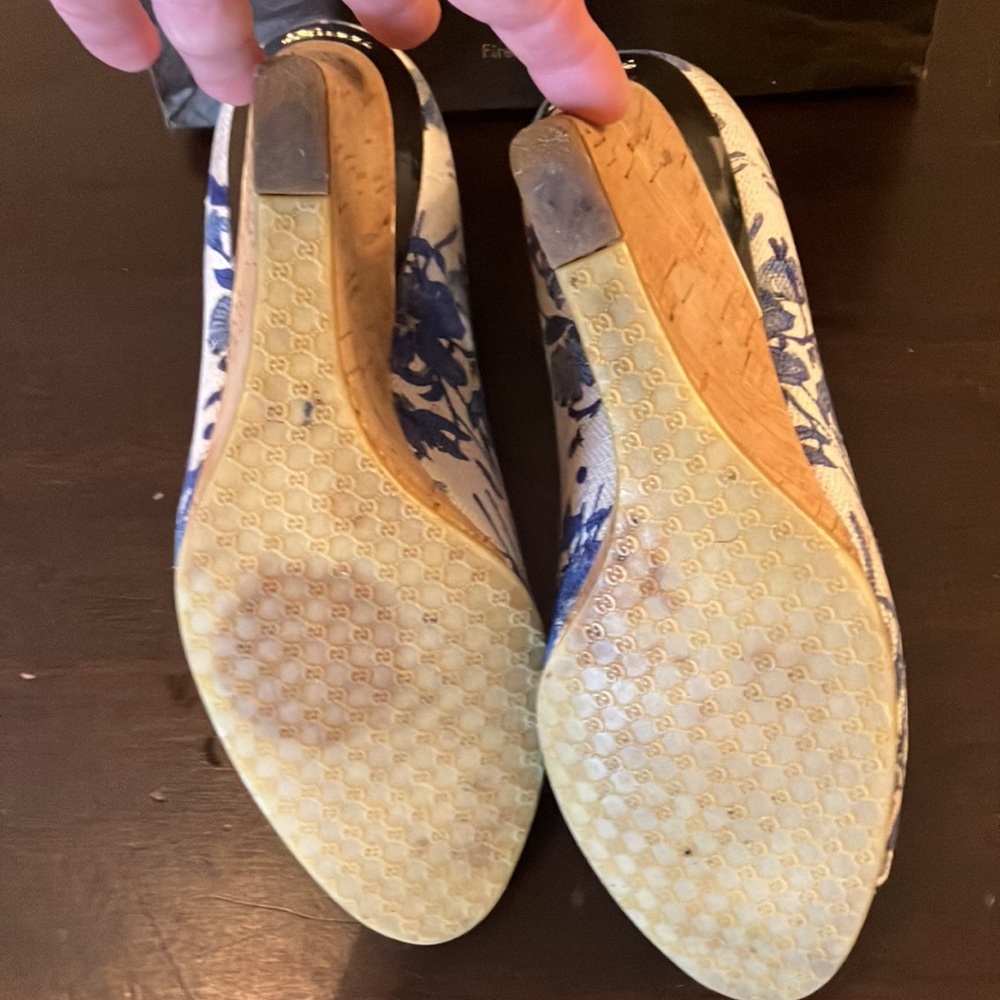 Gucci blue and white floral print canvas peep toe wedge sandal heels - Picture 8 of 8